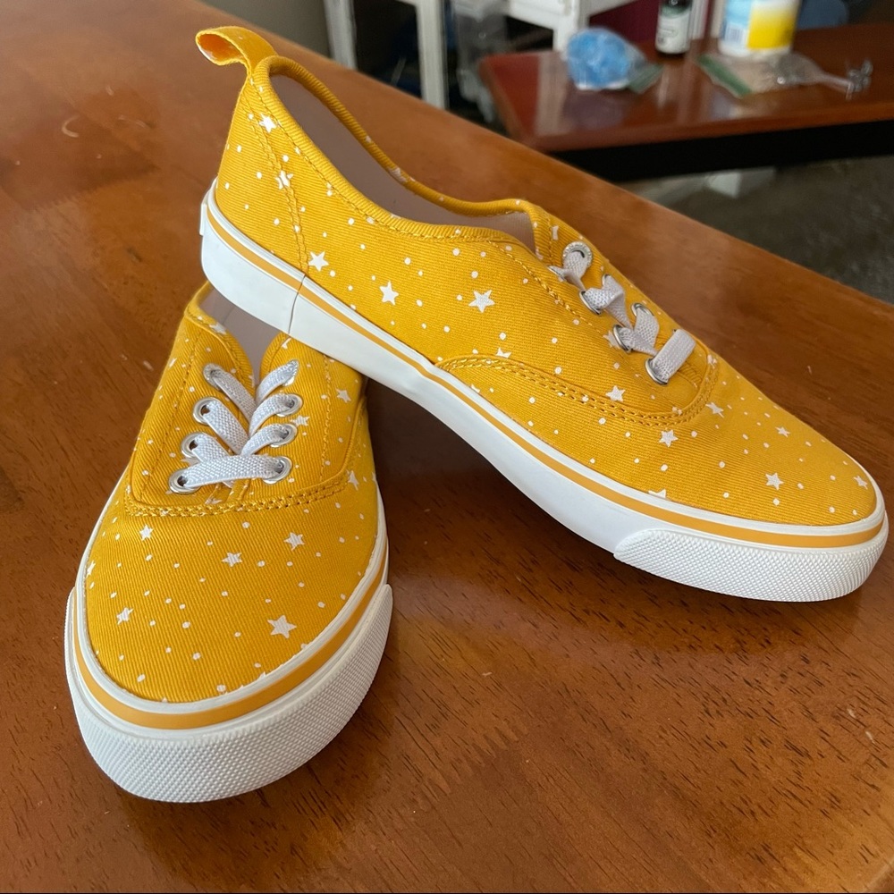 NEW W OUT TAGS - CANVAS SNEAKERS - GIRLS SZ 1 - YELLOW W/STAR PRINT ⭐️⭐️